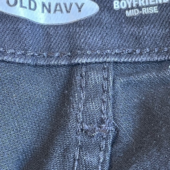 Old Navy Boyfriend Mid Rise Cuffed and Distressed Jean Short - Picture 7 of 8